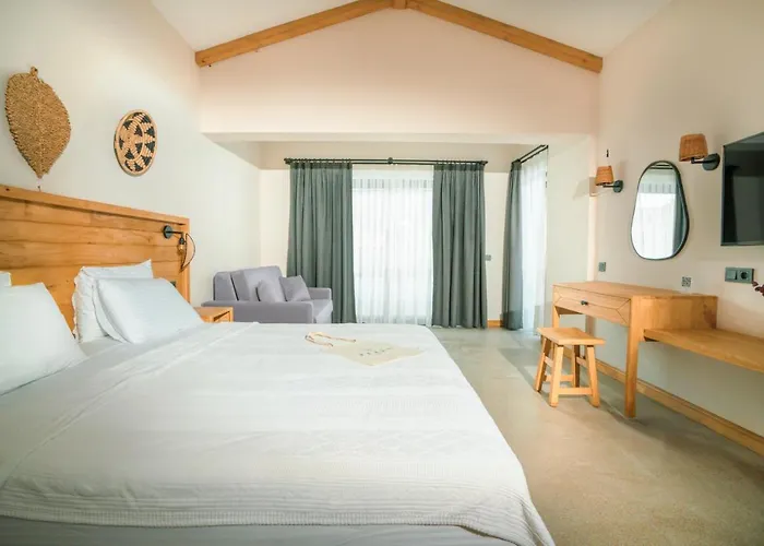 Отель The Pearl 4*